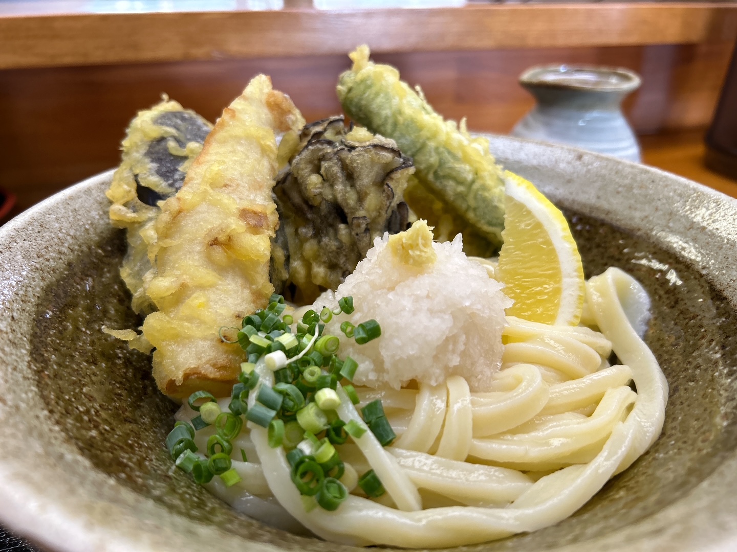 上里町神保原町にある「讃岐うどん 八重」の『天ぷらぶっかけうどん